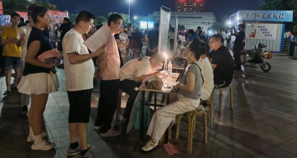 推荐配资股票 逛夜市找工作&#32;职工就业与夜市经济“双向奔赴”